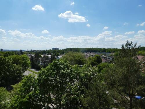 Aussicht vom Balkon - DIE GELEGENHEIT! Haus ist bereits komplett modernisiert ! Sonnige 4- Zimmer-Wohnung * Westbalkon * Tiefgarage * Einbauküche