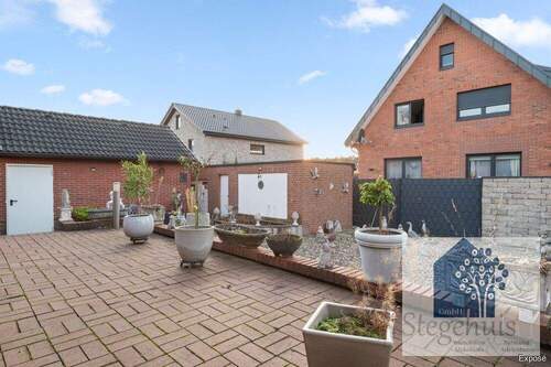 Garten mit Nebengebäude - 