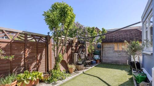 Gartenbereich - Endlich ein eigenes Stück Garten! Ruhige Souterrain Wohnung mit Erdgeschoss-Feeling