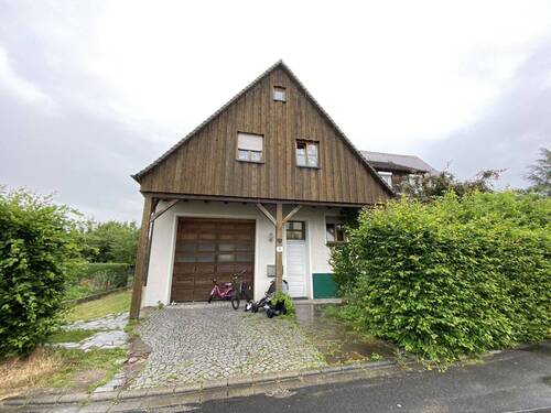 Ansicht Straße - Großes Haus mit toller Garage in gefragter Lage, sofort verfügbar!