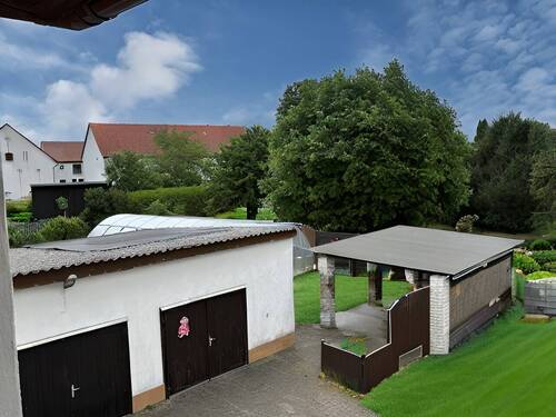 Blick von der Terrasse in den Garten - 