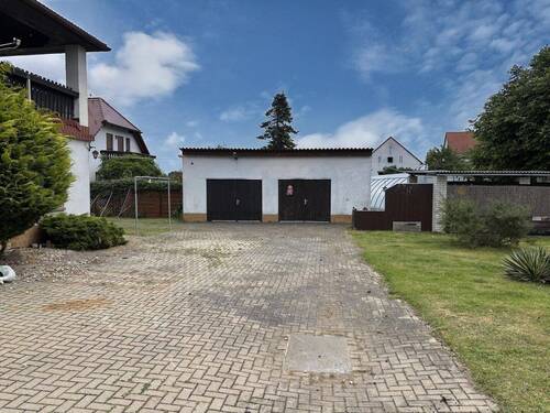 Blick zu den Garagen 2 und 3 - 