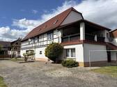 Hofansicht mit Blick zur Terrasse - Großes Bauernhaus für 2 Familien mit Garten und Pool
