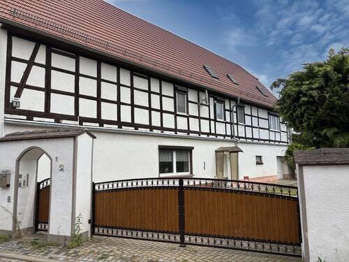 Straßenansicht mit elekt.Hoftor - 9 Zimmer Bauernhaus, Landhaus zum Kaufen in Borna