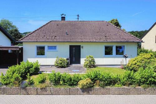 Hausansicht - Barrierefreies Einfamilienhaus mit Einliegerwohnung auf Erbbaurechtsgrundstück in Hennef (Sieg)