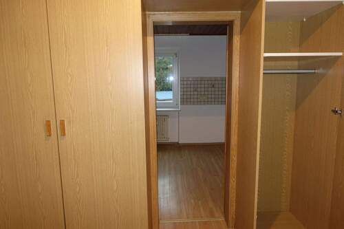 Flur, Einbauschrank (2) - 3 Zimmer Etagenwohnung in Buchbach