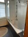 Badezimmer mit Badewanne - 