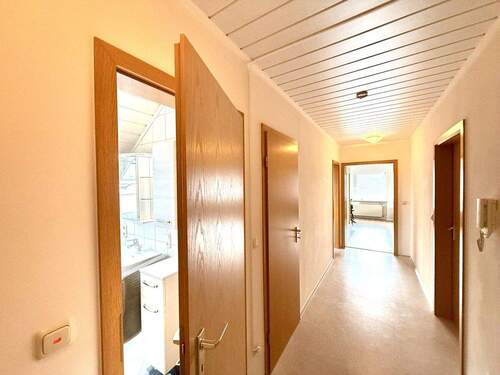 Im Dachgeschoss - Ihre Diele gen Badezimmer & Wohnzimmer - 