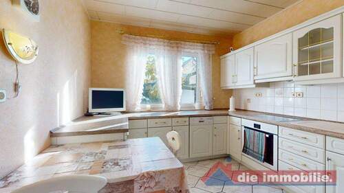 Praktische Küche mit Blick ins - 