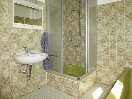 Tageslichtbad mit Dusche und Badewanne - 