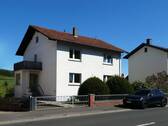 Bild 1 - AUMÜLLER-Immobilien - Sympathisches Zweifamilienhaus mit zwei 3-Zi-Wohnungen, Garage und Garten