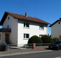 AUMÜLLER-Immobilien - Sympathisches Zweifamilienhaus mit zwei 3-Zi-Wohnungen, Garage und Garten - Wächtersbach Hesseldorf