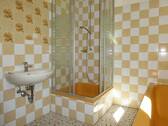 Tageslichtbad mit Dusche und Badewanne - 