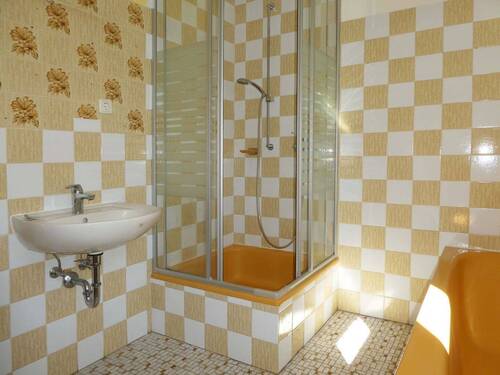 Tageslichtbad mit Dusche und Badewanne - 