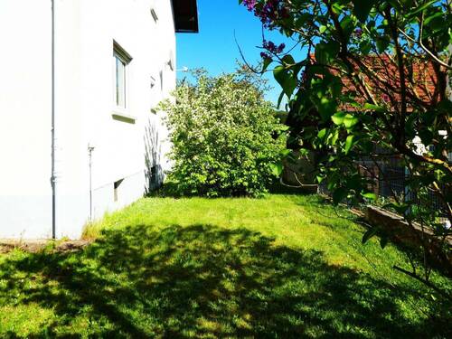 Garten seitlich des Hauses - 6 Zimmer Mehrfamilienhaus, Wohnhaus in Wächtersbach
