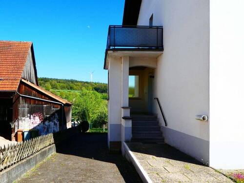 Hauseingang mit Windfang und Balkon - Mehrfamilienhaus, Wohnhaus mit 145,00 m&sup2; in Wächtersbach zum Kaufen