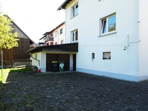 Große Garage hinter dem Haus - 