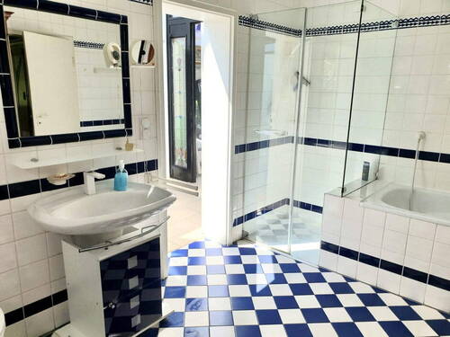 Bad mit Dusche + Badewanne - 