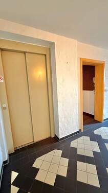 Fahrstuhl & WE Eingang - 4 Zimmer Etagenwohnung zur Miete in Stralsund
