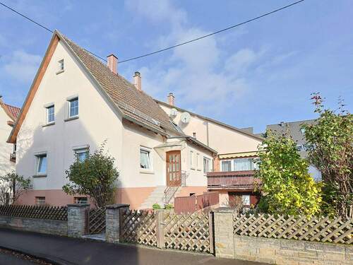 Hausansicht von außen mit eigenem Zugang - Dachgeschosswohnung mit Südost-Loggia in kleiner Eigentümergemeinschaft