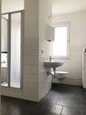 großes Bad mit Wanne und Dusche - 