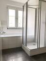 großes Bad mit Wanne und Dusche - 