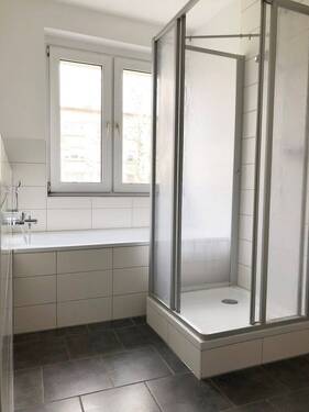 großes Bad mit Wanne und Dusche - 