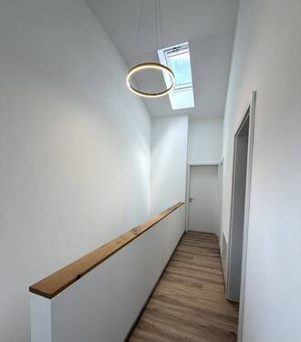 Beispiel Flur - Doppelhaushälfte mit 145,00 m&sup2; in Massing zum Kaufen