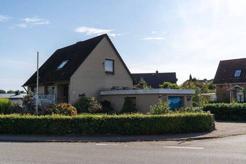 Hausansichten 1.jpg - Einfamilienhaus, ca. 102,94m² Wohnfläche, ca. 56,03m² Nutzfläche auf ca. 591m² Grund in 22941 Hammoor