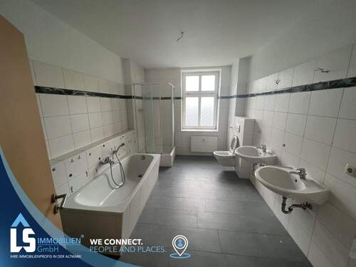 Bad - Großzügig, direkt am Bahnhof - 500,00&nbsp;EUR Kaltmiete, ca.&nbsp; 83,00&nbsp;m&sup2;&nbsp;Wohnfl&auml;che