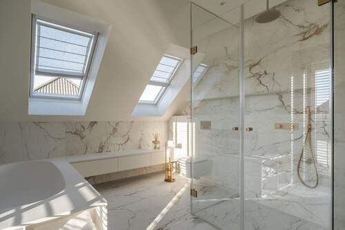 Bad mit Wanne und Dusche im OG - 