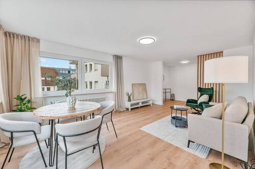 Wohnzimmer - Provisionsfrei: Komplett sanierte 3-Zimmer-Wohnung mit 2 Balkonen & TG nahe Altstadt Leonberg