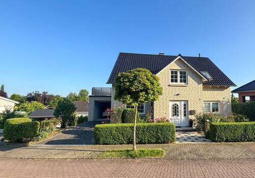3 Garageneinfahrt - 9 Zimmer Einfamilienhaus in Bad Gandersheim
