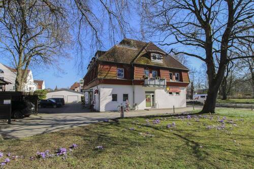 Stralsund Seite mit Stellplätzen und Carport - 