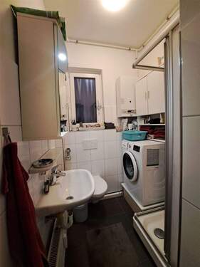 Badezimmer mit Fenster und WM-Anschluss - 