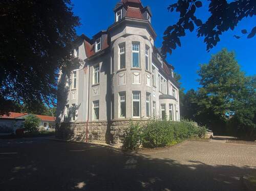 Ansicht mit Erker - 1 Zimmer Mehrfamilienhaus, Wohnhaus zum Kaufen in Apolda