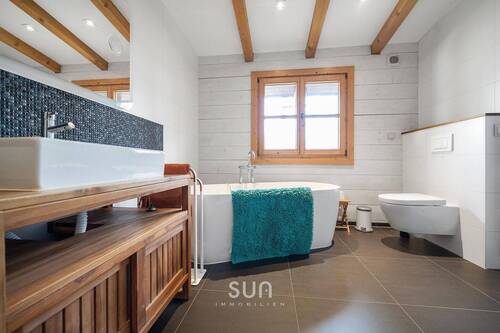 MODERNES TAGESLICHTBADEZIMMER - 