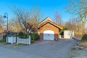 Garage und Pkw-Stellplätze - 