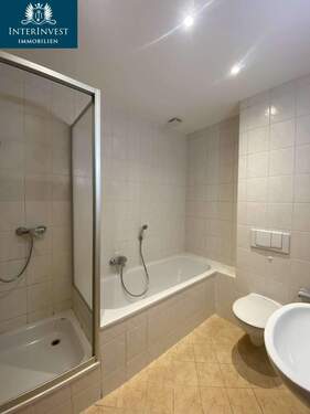 Bad mit Wanne & Dusche - 