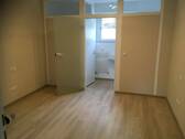 Raum 2 mit WC und Dusche - 3 Zimmer Terrassenwohnung zur Miete in Köln