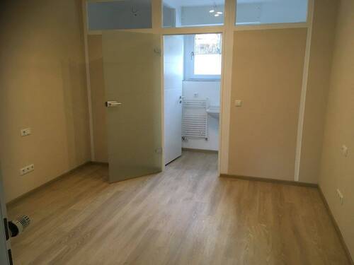 Raum 2 mit WC und Dusche - 3 Zimmer Terrassenwohnung zur Miete in Köln