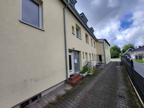 Objektansicht/Auffahrt - 2 Zimmer Mehrfamilienhaus, Wohnhaus in Bad Schwartau