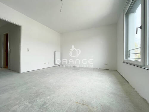 Platz für ein großes Bett und Schrank ist genügend vorhanden - 