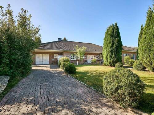 Hausansicht - + Großer Bungalow auf perfektem Grundstück in ruhiger Lage +