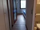 2 Flur mit Einbauschrank Richtung Schlafzimmer - 