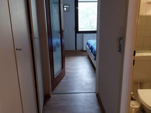 2 Flur mit Einbauschrank Richtung Schlafzimmer - 