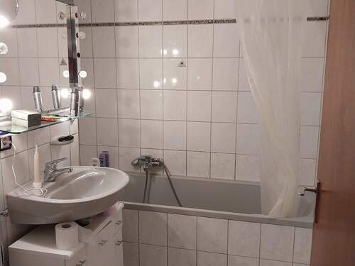 Badezimmer mit Wanne - 