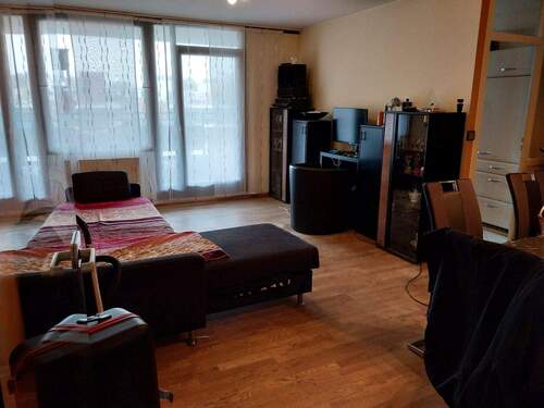 Wohnzimmer mit Blick zum Balkon - Freundliche, möblierte 2 Zimmer Wohnung mit Loggia in grüner Umgebung