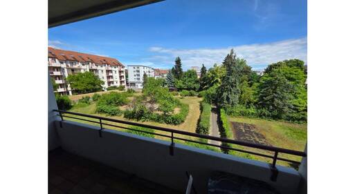 Ihr grünes Wohnzimmer - Frei! 2Zi Weststadt-Juwel Effizienz C: Fernwärme, Riesen-Balkon, Stellplatz, Möbliert