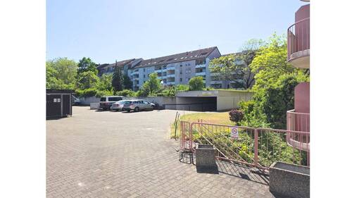 Einfahrt PKW Stellplatz - 